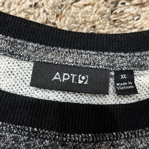 Apt 9 women’s sweater/ sweatshirt. - Picture 2 of 2